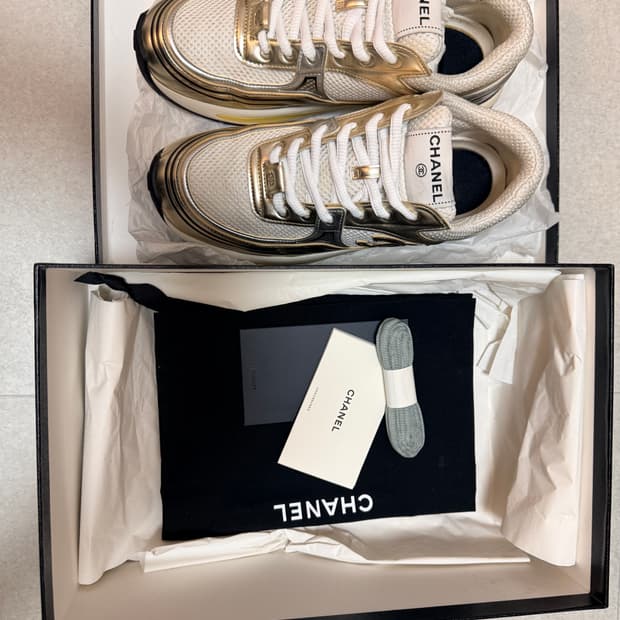 샤식스. 샤넬 스니커즈 37.5 white gold silver