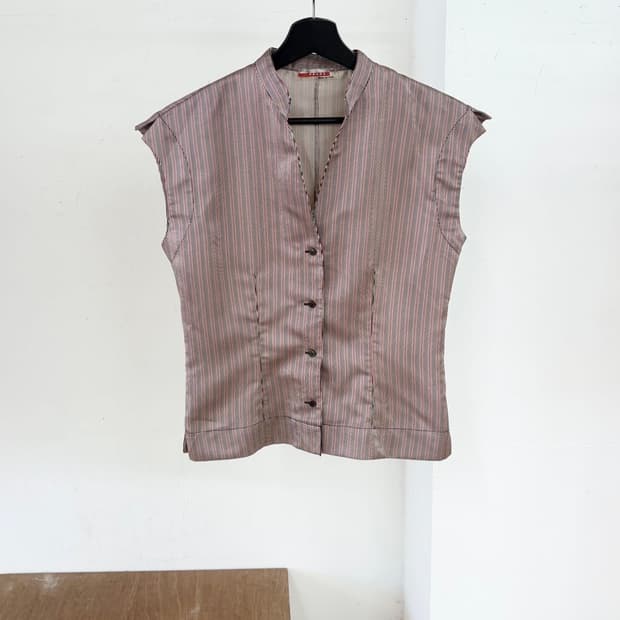 프라다 레드탭 레드 블랙 스트라이프 브이넥 슬리브리스 베스트 