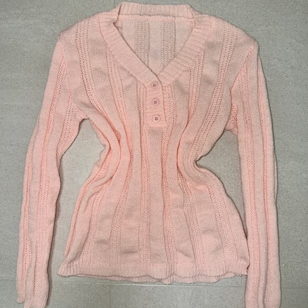 딸기우유 브이넥 단추 니트