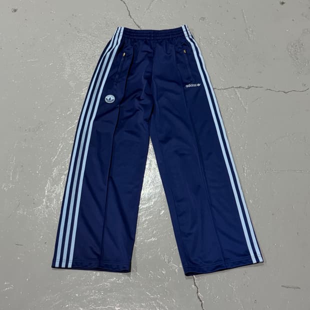 아디다스(adidas) 파이어버드 배지 트랙 팬츠 다크 블루
