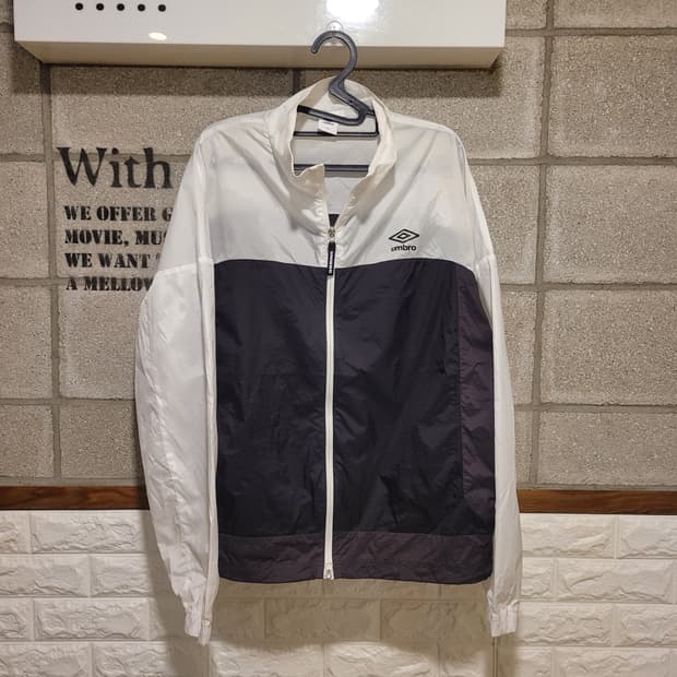 엄브로 백로고 경량 바람막이 95