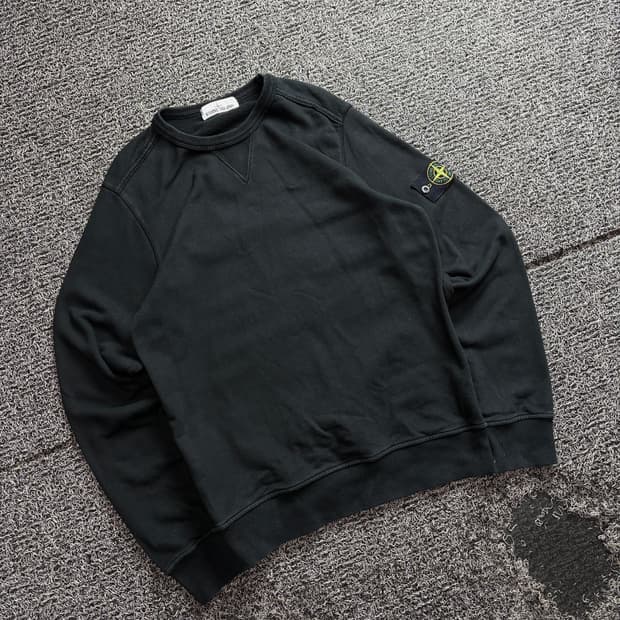 스톤아일랜드 와펜 미니멀 워시드 블랙 맨투맨 3536