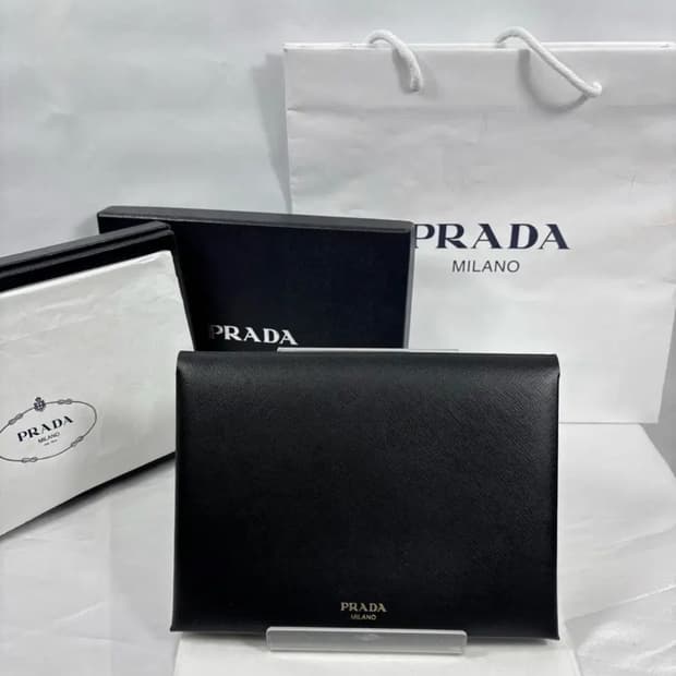 (새상품)프라다 사피아노 레더 도큐먼트 클러치백 블랙