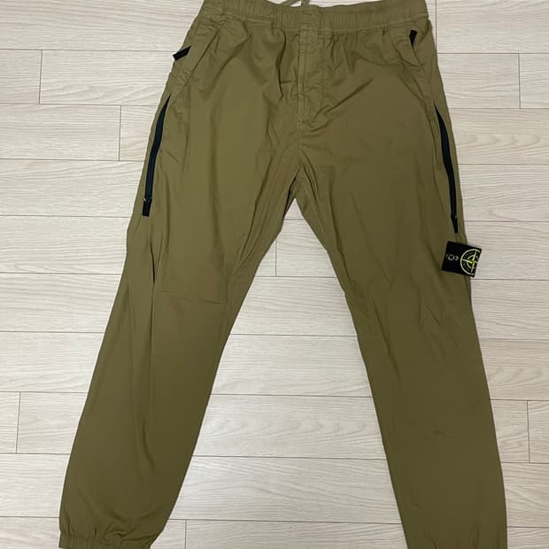 [ 30 ] 23ss 스톤아일랜드 와펜패치 트랙팬츠 밴딩 다크 베이지