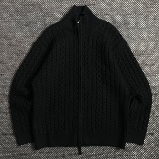 LOGAN 투웨이 하이넥 미니멀 케이블 꽈배기 니트 집업 블랙o 5036