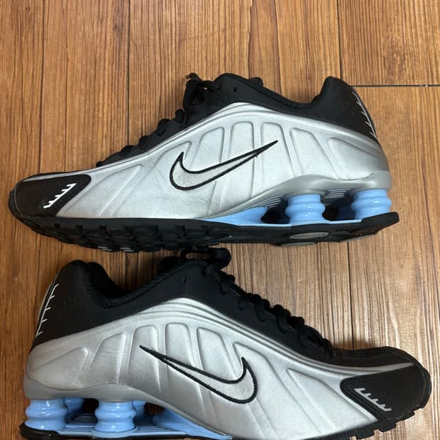 나이키 샥스 R4 메탈릭 실버 블랙