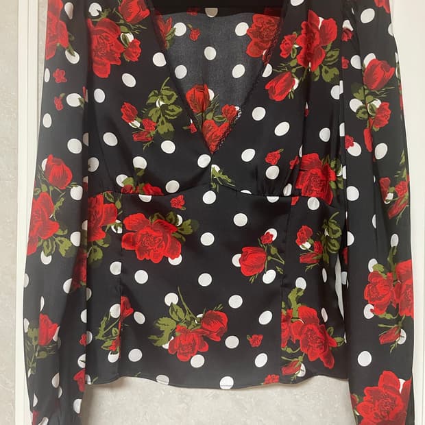 자라 레드 플라워 화이트 도트 실키 브이넥 블라우스 