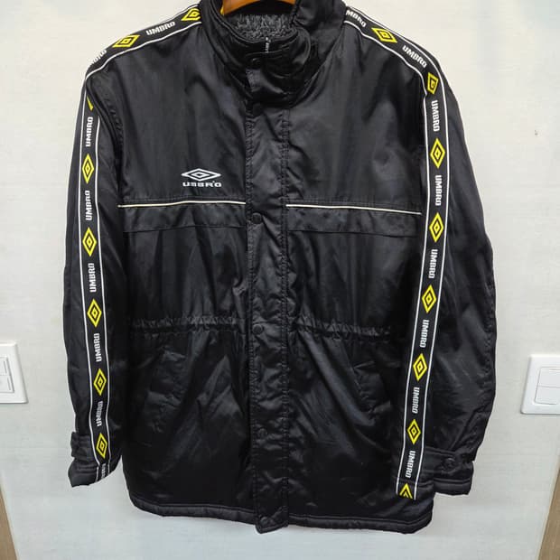 엄브로 올드스쿨 테이프로고 빅로고 셰르파 패디드 벤치자켓 L