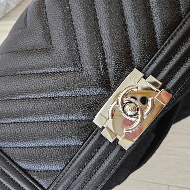 샤넬 보이백 미듐 은장 캐비어