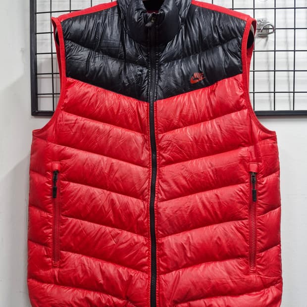 105XL 나이키 경량 다운 조끼 베스트.