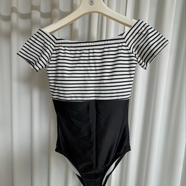 보헤미안블루 트루블랙 세일러 오프숄더 원피스 수영복