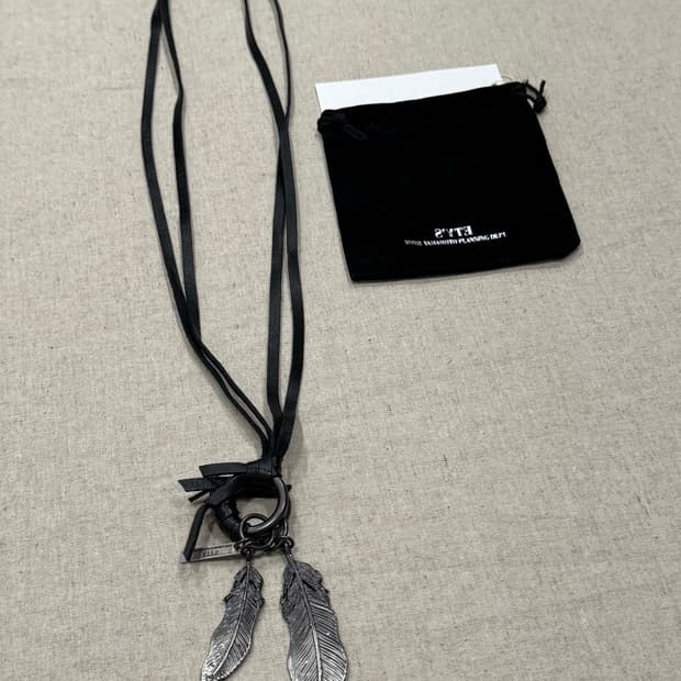 요지야마모토 레더 페더 목걸이