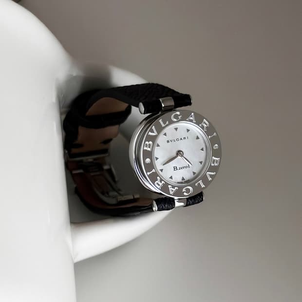 불가리 비제로원 화이트 쉘 시계