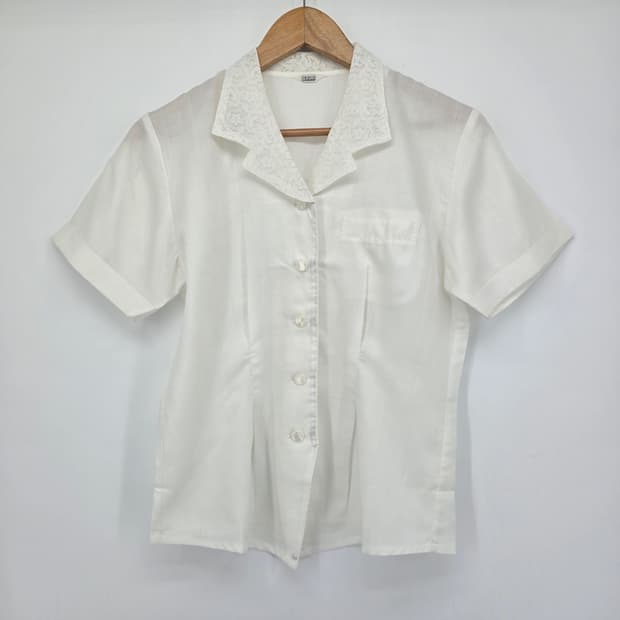 COLELLE 화이트 레이스 칼라 반팔 블라우스