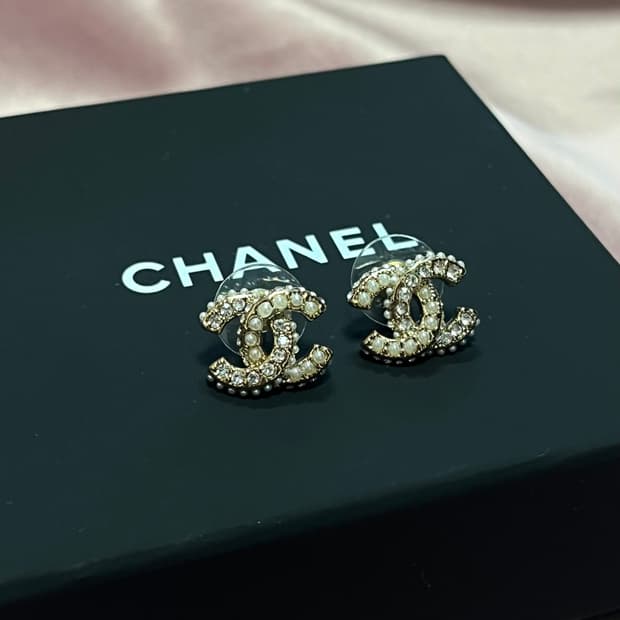샤넬 정품 업사이클링 CC 로고 크리스탈 진주 귀걸이