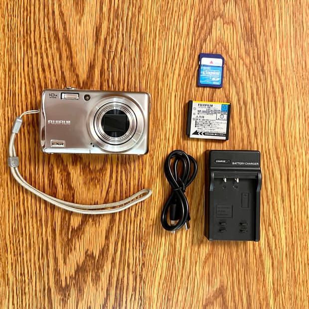 Fujifilm F20EXR 실버(아일릿 원희 디카)