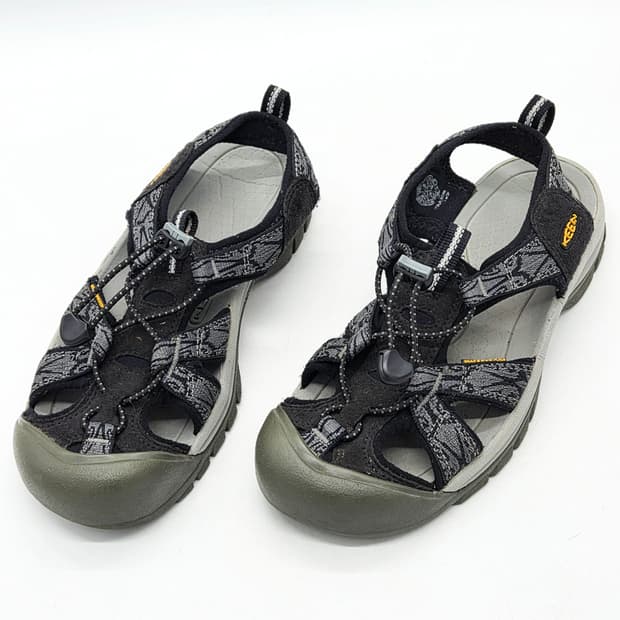  KEEN 우먼스 뉴포트 H2 샌들 검/회 (250) 