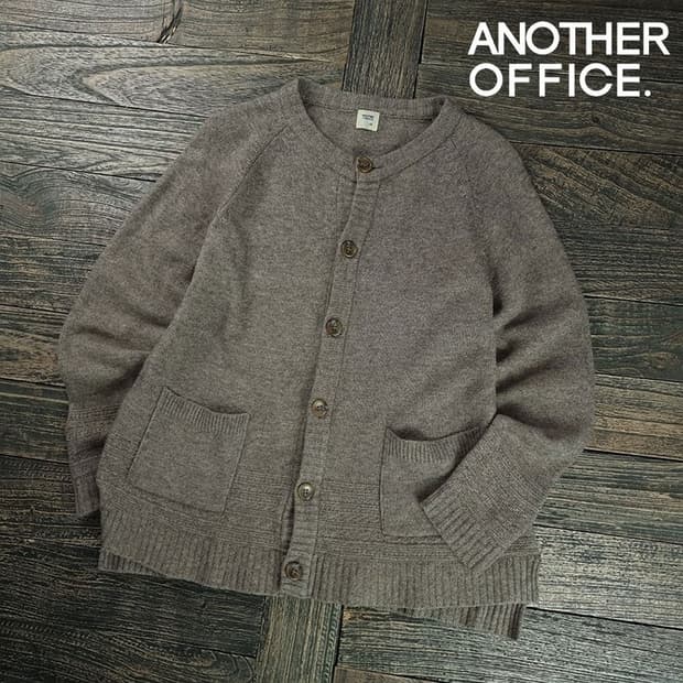 [어나더오피스] 엘보우 패치 니트 가디건 M19183