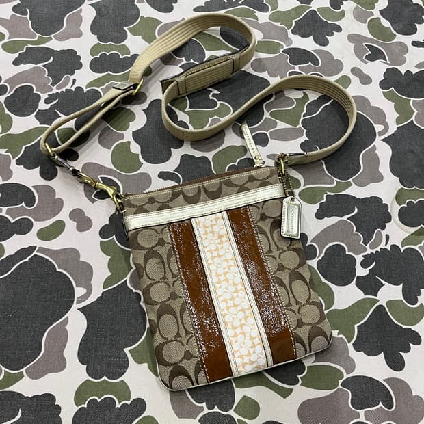 코치 모노그램 미니 크로스백