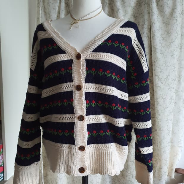 [모리걸] 플라워 패턴 스트라이프 니트 가디건