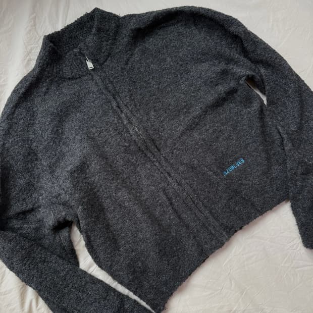 엔조블루스 부클 크롭 니트 집업 차콜