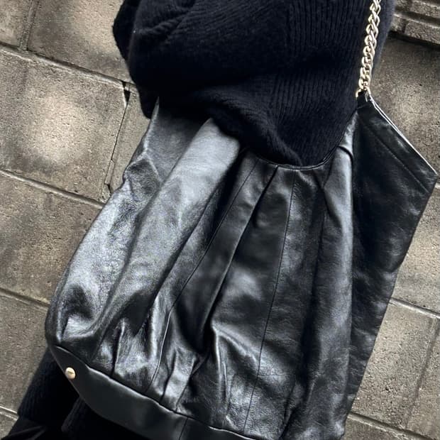 핀턱 체인 레더백