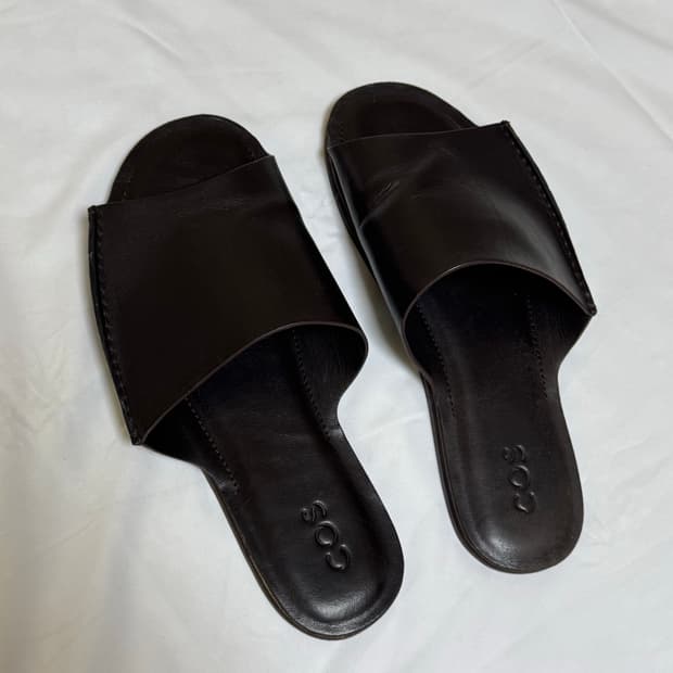 코스 leather slide 다크브라운 44