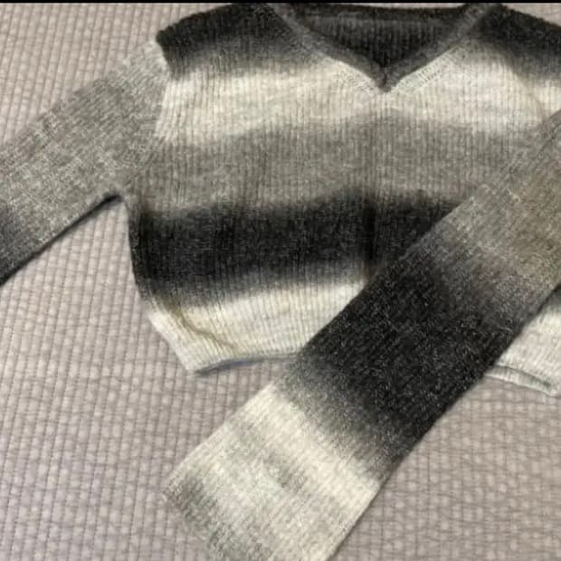 에이블리 그라데이션 브이넥 크롭 니트