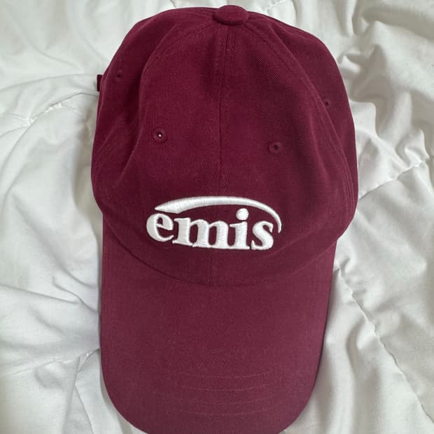 emis 버건디 볼캡