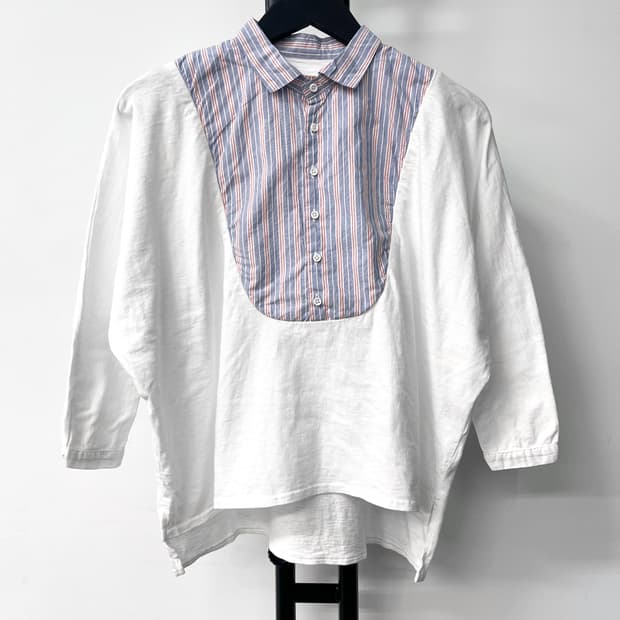 캐피탈 빕 프론트 스트라이트 블라우스