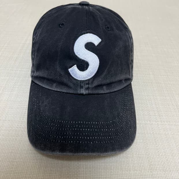 슈프림 피그먼트 코티드 S 로고 6패널 블랙 캡 25SS