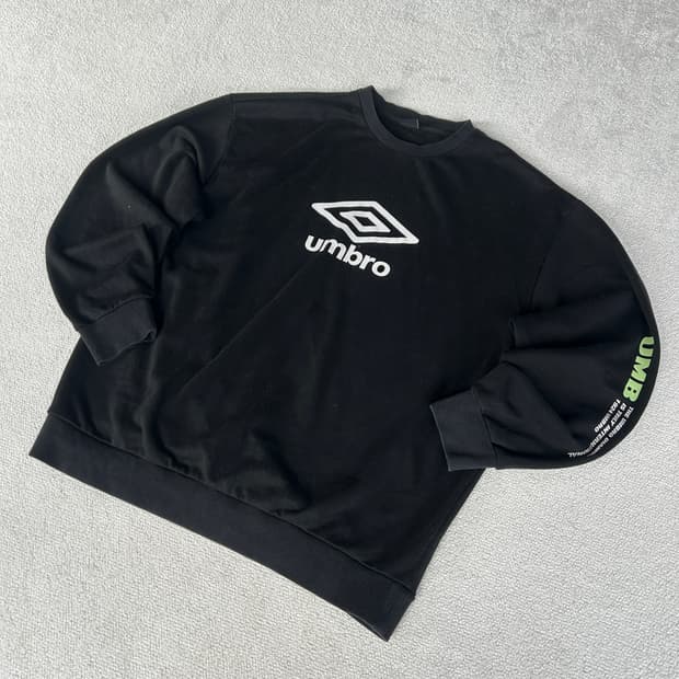 엄브로 블랙 맨투맨 110