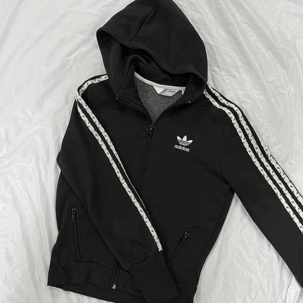 아디다스 트레포일 블랙 크롭 루드 트랙탑 져지