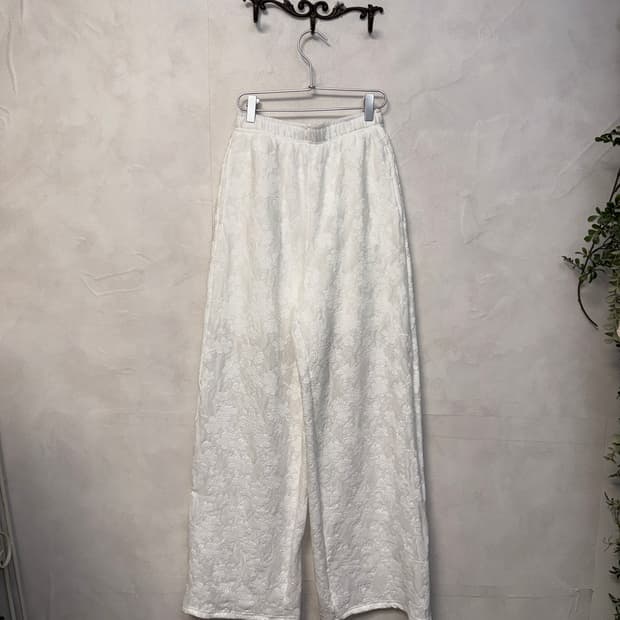 White jacquard embossed flower pants