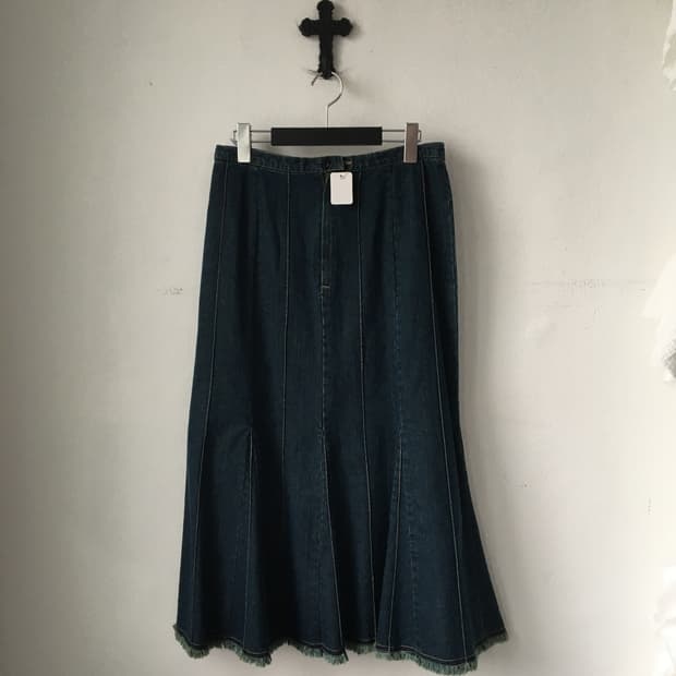 Line detail denim skirt