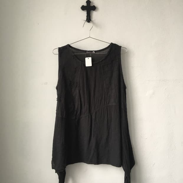 Unbalanced sleeveless