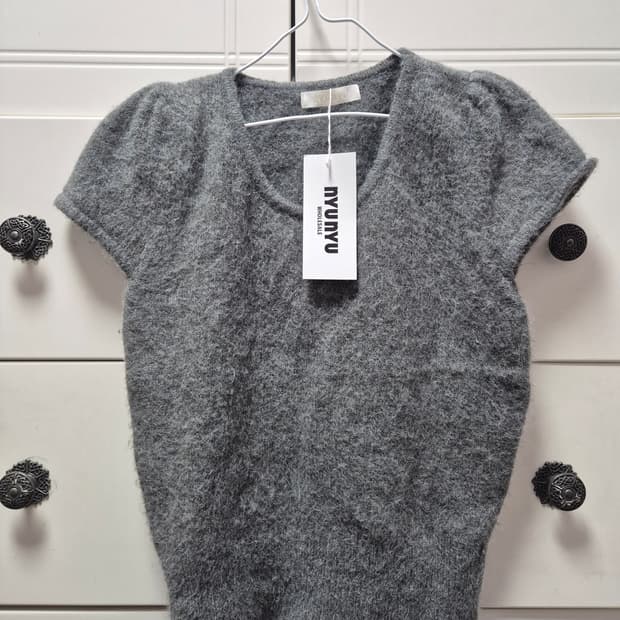 뉴뉴 NYUNYU 차콜 반팔 니트