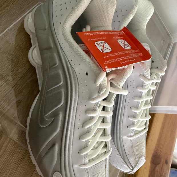 나이키 샥스 R4 270 미사용 새제품 