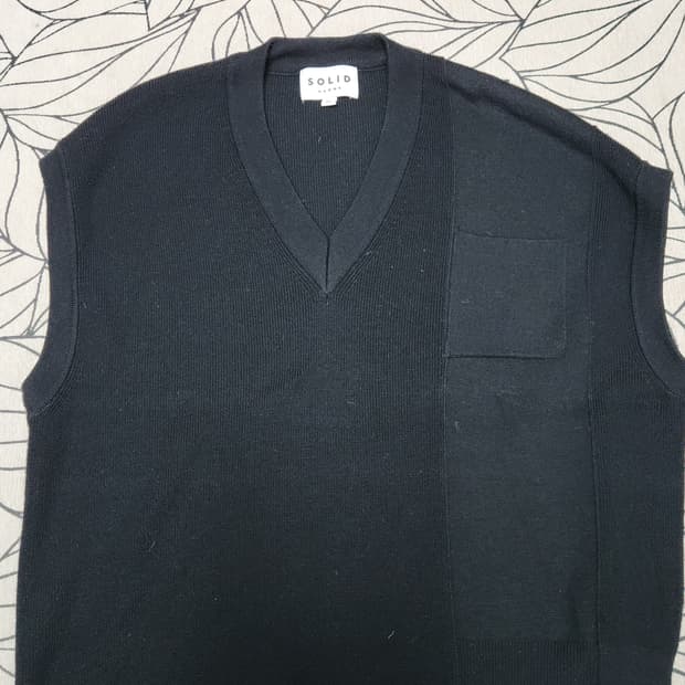 솔리드옴므 블랙 비대칭 니트 베스트 50사이즈