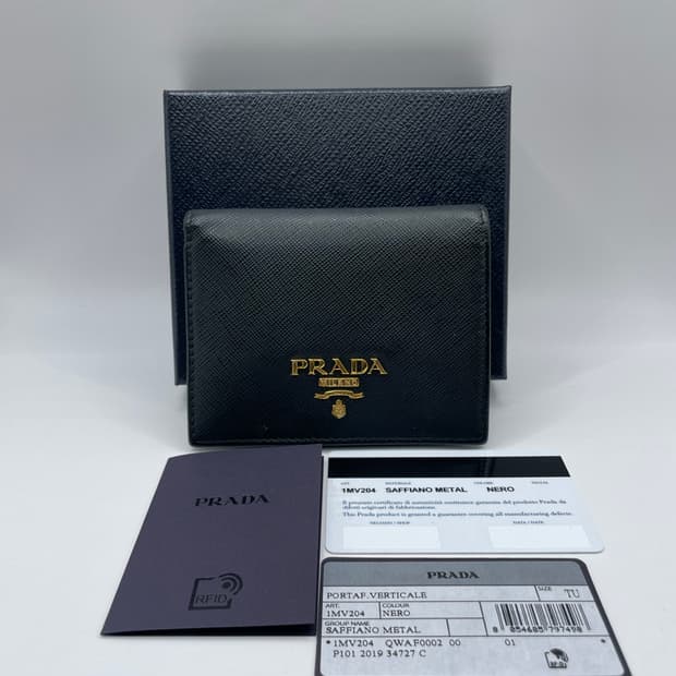 프라다 사피아노 메탈로고 카프스킨 반지갑