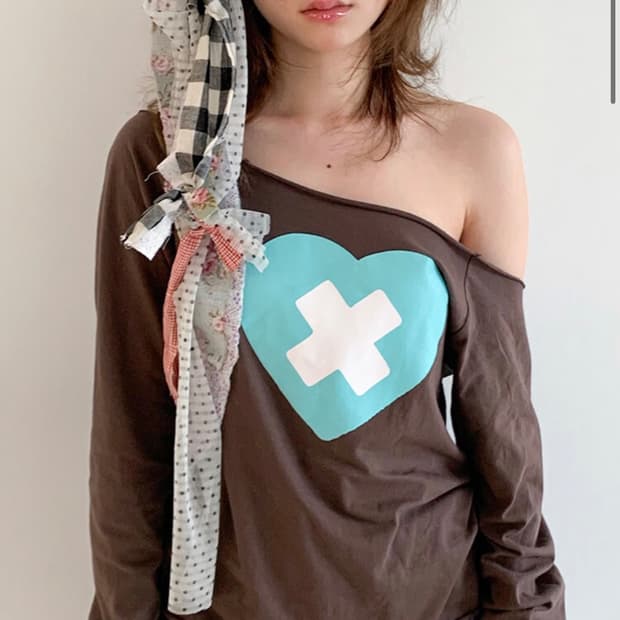 샵페어리 크로스 하트 컷 오프 티셔츠