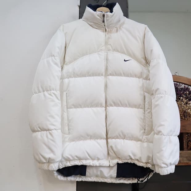 나이키 화이트 스우시 덕 다운 패딩 