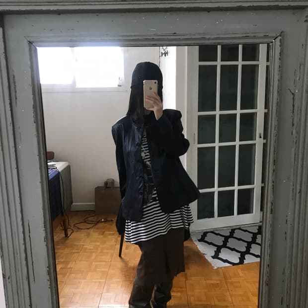 레더 자켓 + 페이즐리 패턴 탑