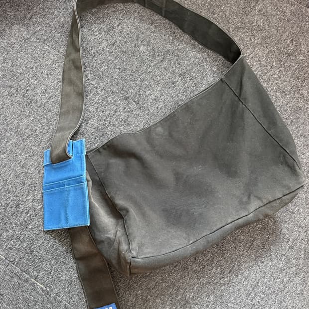 아더에러 블랙 캔버스 크로스백(17FW)