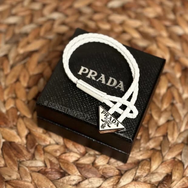 프라다 가죽 팔찌 화이트 풀박스