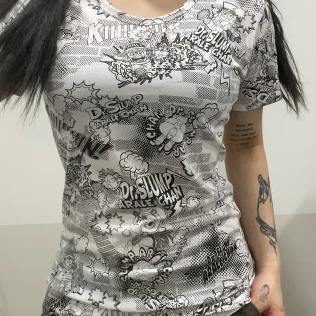 닥터 슬럼프 아리 올오버 프린팅 카툰 애니 슬림핏 반팔티셔츠