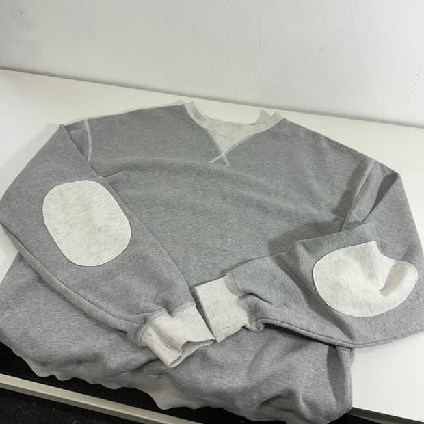 XL 곤니치와봉쥬르 그레이 오버핏 엘보우패치 코튼 맨투맨
