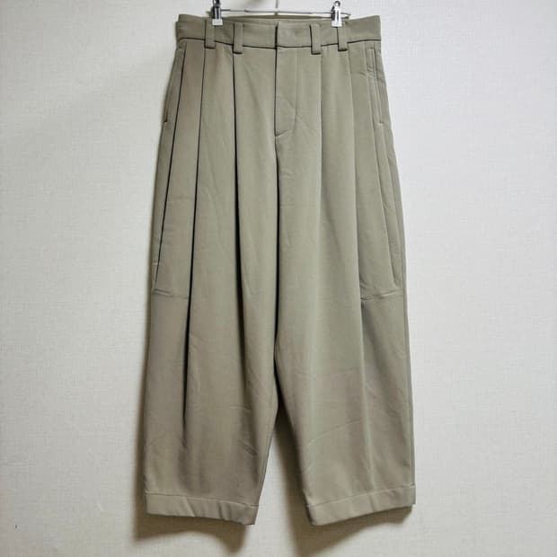 22년도 SYSTEM 캐주얼 핏 투턱 하프 슬랙스