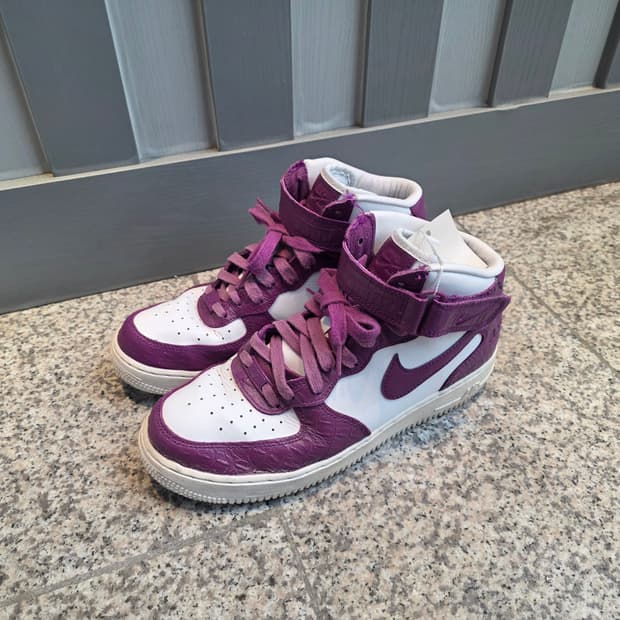 신발은 나이키 우먼스 에어 포스 1 미드 '07 도쿄 03 바이오테크