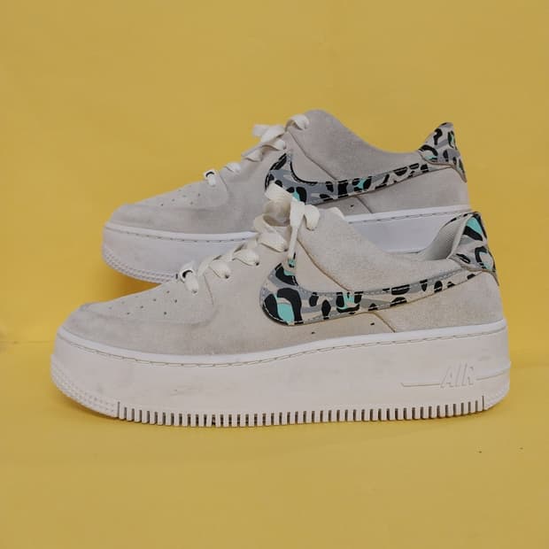 여성 나이키 에어포스1 세이지 화이트 레오파드 운동화 (245)시